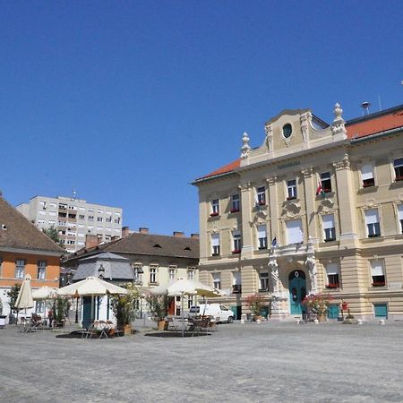 Stylish Historic Flat For 4 In Heart Of Oldbuda Budapest Exterior photo
