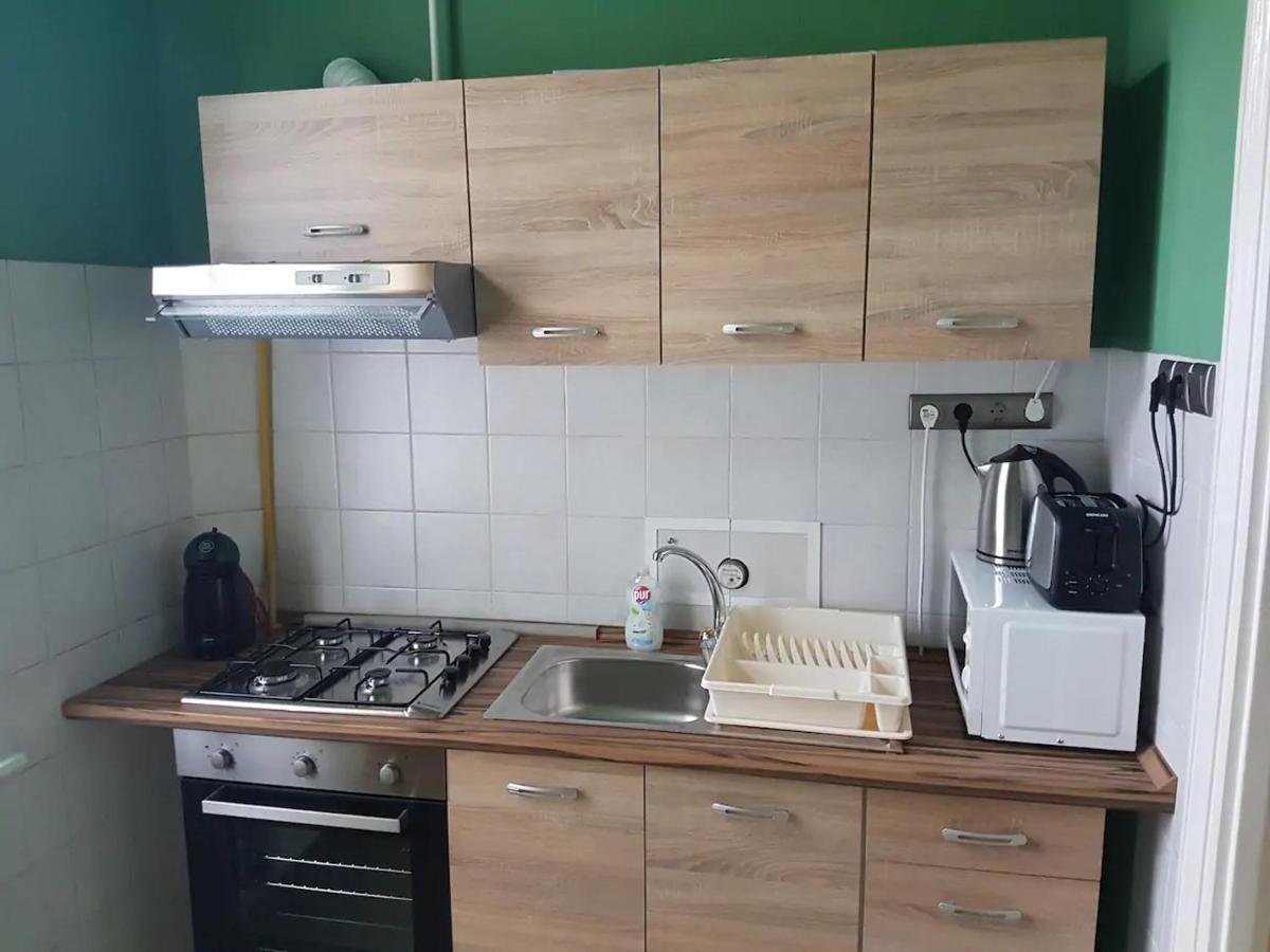 Stylish Historic Flat For 4 In Heart Of Oldbuda Budapest Exterior photo