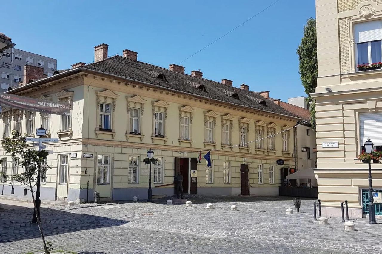 Stylish Historic Flat For 4 In Heart Of Oldbuda Budapest Exterior photo